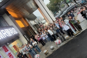 周鹏晒球迷为球队加油视频:新赛季从这一刻开始 21赛季继续努力